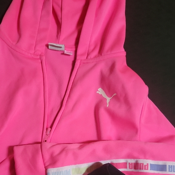 Puma Vibrant Pink Jacket and Black Tracksuit Pants Set S 7-8 - Picture 2 of 9